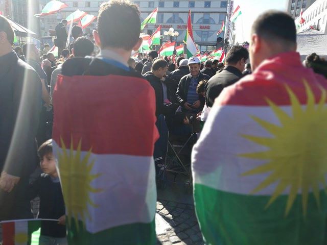 به‌ وێنه‌.. پشتيوانى كوردانى سويد له‌ ريفراندۆمى سه‌ربه‌خۆيى كوردستان ببينه‌